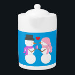 Darling Snowpeople en amour<br><div class="desc">Le thé que vous fixez réchauffera votre estomac. Les gens de neige sur la théière réchaufferont votre coeur. Ayez beaucoup de chaleur dans votre maison cet hiver, et toute l'année 'toute. Personnalisable . Travail original; c) Sharon Lee Hudson. Tous droits réservés.</div>