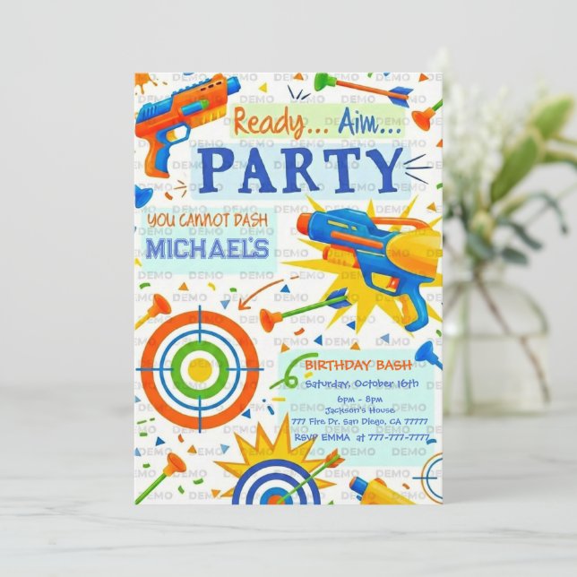 Dart Gun Birthday Invitation (Debout devant)