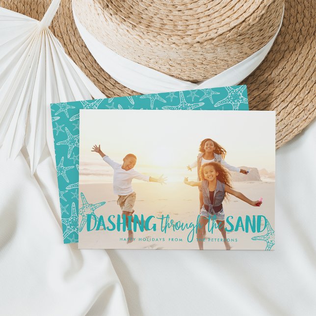 Dashing à travers le sable | Carte photo de vacanc (Créateur téléchargé)