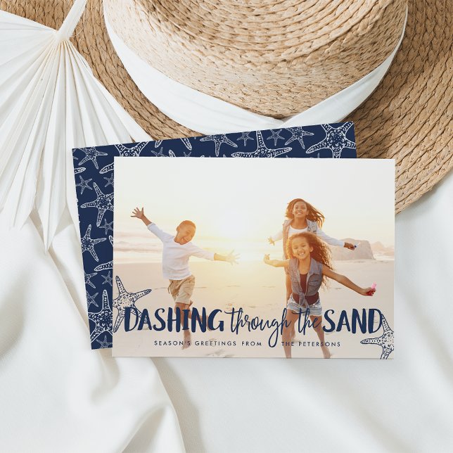 Dashing à travers le sable | Carte photo de vacanc (Créateur téléchargé)