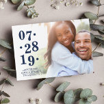Date de bulle | Photo Enregistrer la carte Date<br><div class="desc">Photo chic enregistrer les cartes de date comprennent votre photo fiançailles horizontale ou orientée paysage préférée avec un dégradé blanc sur le côté gauche, affichant votre date mariage en bleu marine classique avec un alignement inégal unique pour un look moderne. Personnalisez avec vos noms, "enregistrer la date" et l'emplacement du...</div>