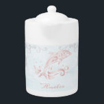 Dauphin rose Teapot personnalisé<br><div class="desc">Profitez de votre thé avec une théière personnalisée Dolphin rose. Teapot design dispose d'un dauphin métallique vibrant contre un paysage de mer feutré orné d'élégants rouleaux avec une zone à personnaliser avec votre nom. Autres cadeaux disponibles avec ce design ainsi qu'une variété de couleurs.</div>