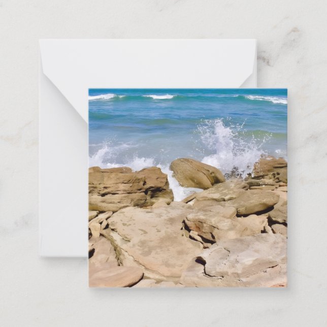 De Correspondance Vagues s'écrasant sur le rivage rocheux mini carte (Devant)