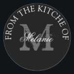 De la cuisine des autocollants ronds monogrammes<br><div class="desc">De la cuisine des autocollants ronds monogrammes. Elégant noir et blanc fait maison étiquettes alimentaires pour la cuisson et produits de cuisine. Ajoutez vos lettres initiales de nom personnel. typographie vintage et script. Design monogrammé classique avec polices chic. Sachets pour fêtes de mariage, gâteaux, biscuits de Noël, cupcakes, bonbons d'anniversaire,...</div>
