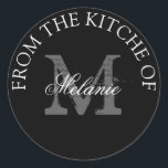 De la cuisine des autocollants ronds monogrammes<br><div class="desc">De la cuisine des autocollants ronds monogrammes. Elégant noir et blanc fait maison étiquettes alimentaires pour la cuisson et produits de cuisine. Ajoutez vos lettres initiales de nom personnel. typographie vintage et script. Design monogrammé classique avec polices chic. Sachets pour fêtes de mariage, gâteaux, biscuits de Noël, cupcakes, bonbons d'anniversaire,...</div>