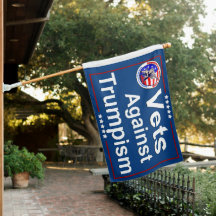 Les Républicains contre le drapeau Trump Yard