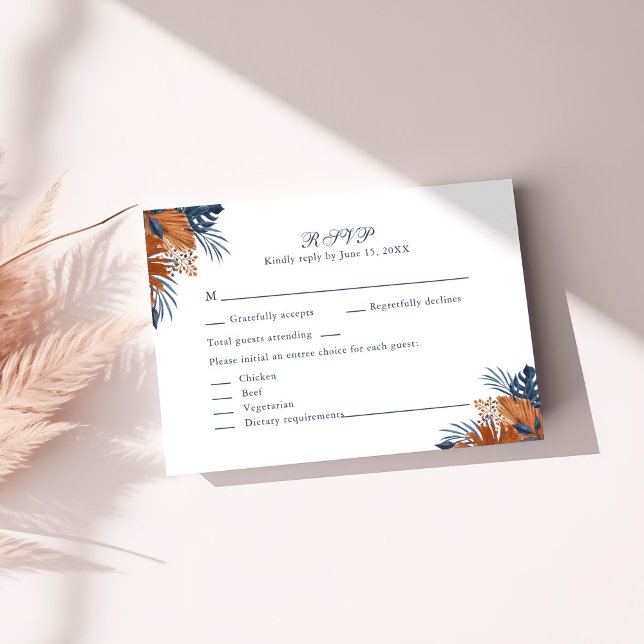 De Remerciements Carte RSVP Russe Monstera Bleue Minuit (Rustic Midnight Blue Monstera RSVP Card on a sunny white table.)