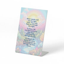 La prière du matin d'un enfant sur le signe du pié