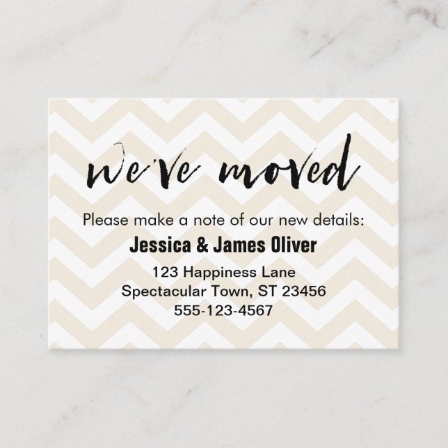 De Visite Carte Soft Beige et Blanc Chevron "We've Moved" (Devant)