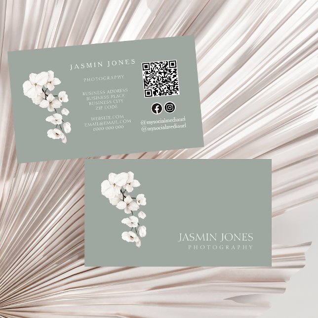 De Visite Moderne carte florale avec code QR à l'orchidée bl (Modern Sage Green White Orchids Floral, QR Code Business Card)