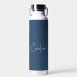 D'eau Couleur de tendance Sérieux Nom bleu bouteille d'e<br><div class="desc">Voici la couleur à la mode : Bleu Sérieux. Bouteille d'eau moderne et élégant avec nom personnalisable dans un style design, écrit à la main, police de style signature. Son design simple et épuré dans une couleur solide offre un charme intemporel et classique. Découvrez nos couleurs tendance pour plus de...</div>