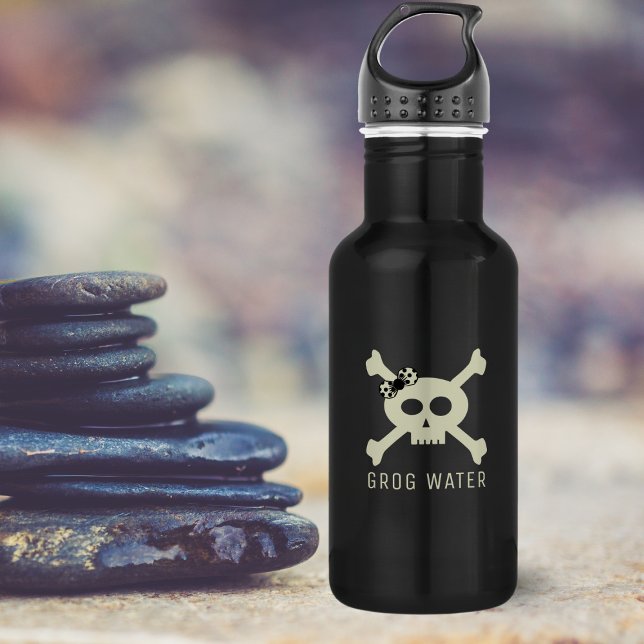 D'eau Crâne et os croisés Fille Pirate Drapeau bouteille (Yarr! Here be a bottle for yer grog. Add yer name!)