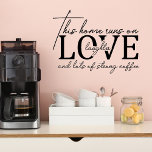 Décalque Mural Love Laughter Café Funny Famille Maison Dire<br><div class="desc">Love Laughter Coffee Funny Family Home Saying Wall Decal présente le texte "Cette maison court sur l'amour rire et beaucoup de café fort" dans un script de calligraphie noir écrit à la main moderne. Idéal pour les amateurs de café pour Noël, cadeaux d'anniversaire et décoration maison. Conçu par ©Evco Studio...</div>