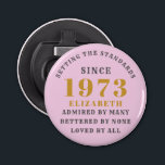 Décapsuleur 50th Birthday Born 1973 Ajouter Nom Rose Grey<br><div class="desc">Anniversaire personnalisé ajoutez votre nom et l'ouverture de bouteille de l'année. Modifiez le nom et l'année avec le modèle fourni. Un merveilleux accessoire de fête d'anniversaire personnalisé. Plus de cadeaux et de fournitures de fête disponibles avec le design "normes de fixation" dans le magasin.</div>