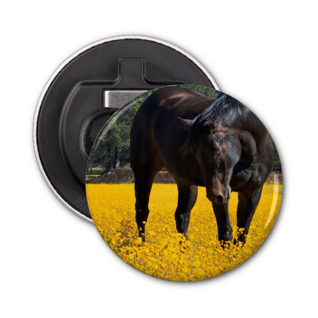 Décapsuleur Cheval de baie dans un champ de fleurs jaunes (Devant)