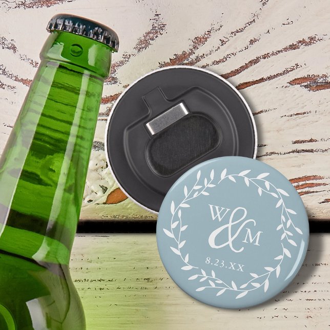 Décapsuleur Couronne florale élégante monogramme bleu poussiér (Elegant Floral Wreath Monogram Dusty Blue Bottle Opener)