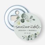 Décapsuleur Élégant Eucalyptus Sauvegarder Notre Date De Maria<br><div class="desc">Vert clair poussiéreux avec ouvre-bouteille à feuilles d'eucalyptus aquarelle avec sauvegarde de notre date en script avec cœur connecté,  nom et date.</div>