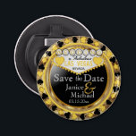 Décapsuleur Enregistrer la date Las Vegas Style - Jaune<br><div class="desc">Vous vous mariez bientôt ? Une façon amusante et unique d'annoncer vos plans mariages. Enregistrez la Date pour votre Mariage un Bottle Opener prêt pour vous à personnaliser. Avec les mots "Save the Date" dans un style Las Vegas en faux or métallique, jaune et noir. Remarque : Toutes les zones...</div>