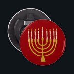 Décapsuleur Festif Menorah Hanoukka bougies élégant rouge<br><div class="desc">Faux bougies menorah en feuille d'or pour votre fête Hanoukka. Illustration de la menorah lunaire avec des étoiles blanches recouvertes de bougies célestes sur un socle de bougies menorah en faux or. Minorah minimaliste élégante étoile Hanoukka illustrée cadeaux de design et produits en papier.</div>