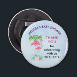 Décapsuleur Flamant rose rose Momma & bébé avec palmiers<br><div class="desc">ouvre-bouteille de baby shower avec l'illustration d'un maman et d'un bébé flamant rose sur un lit de fleurs florales succulentes avec des palmiers verts se balançant dans le dos. Tropical et joli. L'arrière - plan est bleu clair.</div>