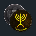Décapsuleur Flamme de Menorah<br><div class="desc">Un rendu numérique brun et or de la menorah juive à sept branches (hébreu : מְ נ וֹ רָ ‎). Ajoutez notre propre texte. La menorah à sept branches, utilisée dans le sanctuaire portatif mis en place par Moïse dans le désert et plus tard dans le Temple de Jérusalem, est...</div>