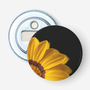 Décapsuleur Fleur jaune sur arrière - plan noir