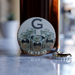Décapsuleur Groomsmen Équipe initiale Groom Mariage Bottle Ope<br><div class="desc">Vous cherchez un cadeau de toiletteur rapide? Pop sa date initiale et votre date de mariage sur ce ouvre-bouteille à thème de bocal de mason.</div>