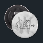 Décapsuleur Marbre blanc Script moderne Groomsmen personnalisé<br><div class="desc">Monogramme et cadeaux de nom minimaliste moderne Personnalisé Ce design présente un nom personnalisé en gris moderne écriture de script style de police et monogramme en gris clair moderne sans serif style de police comme arrière - plan, avec titre en gris moderne sans serif style de police, sur arrière -...</div>