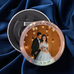 Décapsuleur Mariée élégante et couple de chambre photo mariage<br><div class="desc">Élégante mariée et mariée couple photo mariage Favoriser l'ouvre-bouteille</div>