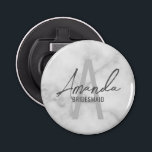 Décapsuleur Monogramme et nom d'une servante d'État moderne pe<br><div class="desc">Monogramme et cadeaux de nom de Bridesmaid Ce design présente le nom de femme de pont personnalisée en gris moderne écriture script style de police et monogramme en gris clair gris moderne style de police sans serif moderne comme arrière - plan, avec des détails mariages en gris moderne style de...</div>