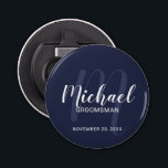 Décapsuleur Navy Blue Modern Script Cuomsmen personnalisé<br><div class="desc">Ajoutez une touche personnelle à votre mariage grâce à un ouvre-bouteille personnalisé pour groomsmen. Ce ouvre-bouteille est doté du nom des groomsmen personnalisées dans le style de police de script moderne blanc et monogramme dans le style de police de script moderne bleu marine clair comme arrière - plan avec titre...</div>