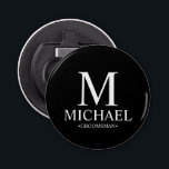 Décapsuleur Noir Nom du Groomsman et monogramme<br><div class="desc">Cadeaux de Groomsman Personnalisés Noir et Blanc Modernes avec monogramme personnalisé,  nom et titre de marionnettiste en style de police serif classique blanc sur arrière - plan noir. Aussi parfait pour Best Man,  Père de la Mariée et plus.</div>