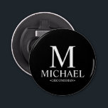 Décapsuleur Noir Nom du Groomsman et monogramme<br><div class="desc">Cadeaux de Groomsman Personnalisés Noir et Blanc Modernes avec monogramme personnalisé,  nom et titre de marionnettiste en style de police serif classique blanc sur arrière - plan noir. Aussi parfait pour Best Man,  Père de la Mariée et plus.</div>