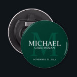 Décapsuleur Nom et monogramme des Groomsmen personnalisés<br><div class="desc">Ajoutez une touche personnelle à votre mariage grâce à un ouvre-bouteille personnalisé pour groomsmen. Ce ouvre-bouteille présente le nom personnalisé du marionnettiste avec titre et date mariage en blanc et monogramme en vert émeraude clair comme arrière - plan, dans le style de police serif classique, sur arrière - plan vert...</div>