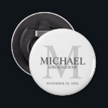 Décapsuleur Nom et monogramme des Groomsmen personnalisés<br><div class="desc">Ajoutez une touche personnelle à votre mariage grâce à un ouvre-bouteille personnalisé pour groomsmen. Ce ouvre-bouteille présente le nom du marionnettiste personnalisé avec titre et date mariage en gris et monogramme en gris clair comme arrière - plan, dans le style de police serif classique, sur arrière - plan blanc. Parfait...</div>