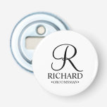 Décapsuleur Nom et monogramme du Groomsman personnalisé<br><div class="desc">Elégant Black and White Personnalisé Groomsman Cadeaux avec monogramme personnalisé en noir élégant style de police script avec nom et titre de groomsman dans le style de police serif classique sur arrière - plan blanc. Parfait aussi pour le meilleur homme, père de la mariée, demoiselle d'honneur, fille de fleurs, mère...</div>