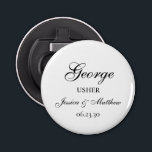 Décapsuleur Ouverture de bouteille Customisée de script Usher<br><div class="desc">Ce ouvre-bouteille à bouton très classique et traditionnel avec le mot Usher (qui est personnalisable pour n'importe quel membre de la fête de mariage), le nom de l'huissier dans une police de script, les noms de la mariée et du marié, et leur date de mariage serait parfait pour vos huissiers....</div>
