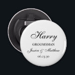 Décapsuleur Ouvrage de bouteille Customisée de script Groomsma<br><div class="desc">Cet ouvre-bouteille à bouton très classique et traditionnel avec le mot Groomsman (qui est personnalisable pour n'importe quel membre de la fête de mariage), le nom du marié dans une police de script, les noms de mariée et de mariée, et leur date de mariage serait parfait pour vos groommen. Ils...</div>