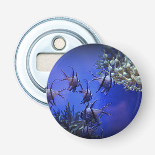 Décapsuleur Poisson blanc et noir dans la mer Bleue profonde