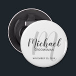 Décapsuleur Script moderne Salons personnalisés<br><div class="desc">Ajoutez une touche personnelle à votre mariage grâce à un ouvre-bouteille personnalisé pour groomsmen. Ce ouvre-bouteille contient le nom des groomsmen personnalisés en gris de style de police de script moderne et monogramme en gris clair de style de police de script moderne comme arrière - plan avec titre et date...</div>