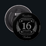 Décapsuleur Silver Traditional wedding anniversary 16 ans<br><div class="desc">Un design pour célébrer 16 ans de mariage. Ce design a une couleur gris / argent (la couleur traditionnelle) couleur couleur laurier sur un arrière - plan noir. L'argent est le cadeau traditionnel pour cette occasion. Le texte dit "16 ans d'argent". Un design romantique pour célébrer votre 16e année de...</div>