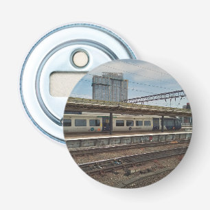 Décapsuleur Train bleu et blanc, devant le bâtiment