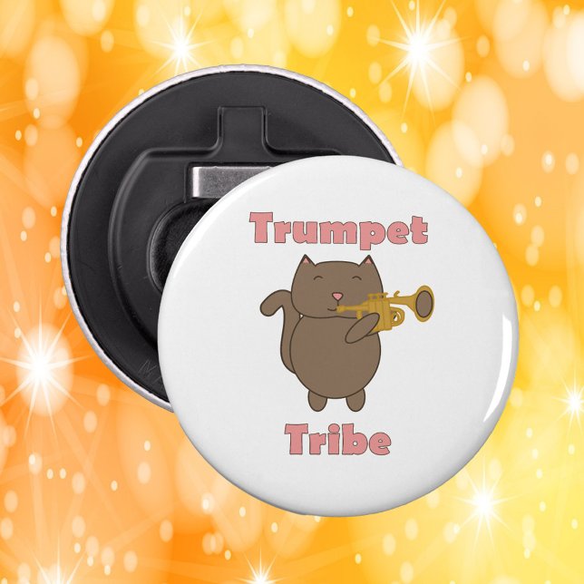Décapsuleur Tribu de la Trompette Chat Lettres Roses (A bottle opener featuring a brown cat playing the trumpet with the words trumpet tribe in pink.)