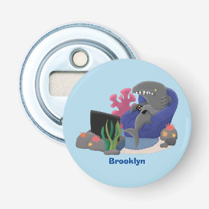 Décapsuleur Un requin drôle en regardant la bande dessinée de 