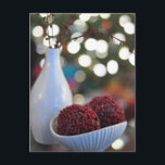 Décor de vacances en blanc & rouge, vase, carte po<br><div class="desc">Décor de vacances en blanc & rouge, vase, carte postale - Une belle photo avec poterie blanche étincelante, boules de graines rouges et mini lumières blanches brillant. Cette carte évoque les vacances de Noël en utilisant des images non traditionnelles. Utilisez cette carte pour dire Joyeux Fêtes, Joyeux Noël ou comme...</div>