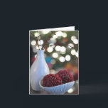 Décoration de fêtes en blanc et rouge, vase, carte<br><div class="desc">Décoration de vacances en blanc et rouge, vase, carte de vœux de vacances - Une photo charmante avec de la poterie blanche scintillante, des boules de graines rouges et des mini lumières blanches qui brillent. Cette carte évoque les fêtes de Noël en utilisant des images non traditionnelles. Utilisez cette carte...</div>