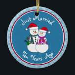 Décoration En Céramique 10e Anniversaire Cadeau amusant Couple de neige No<br><div class="desc">Notre couple festif de gens de la neige sont habillés pour le froid dans leurs foulards à motifs, coordonnant mitaines et chapeau de Noël de fête rouge. Message amusant "Juste marié", peu importe la durée de votre famille ou de vos amis célébrant le mariage. Ajoutez leurs noms et la date...</div>