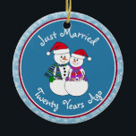 Décoration En Céramique 20e Anniversaire Cadeau amusant Couple de neige No<br><div class="desc">Notre couple festif de gens de la neige sont habillés pour le froid dans leurs foulards à motifs, coordonnant mitaines et chapeau de Noël de fête rouge. Message amusant "Juste marié", peu importe la durée de votre famille ou de vos amis célébrant le mariage. Ajoutez leurs noms et la date...</div>