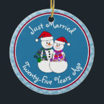 Décoration En Céramique 25e anniversaire Cadeau amusant Couple de neige No<br><div class="desc">Notre couple festif de gens de la neige sont habillés pour le froid dans leurs foulards à motifs, coordonnant mitaines et chapeau de Noël de fête rouge. Message amusant "Juste marié", peu importe la durée de votre famille ou de vos amis célébrant le mariage. Ajoutez leurs noms et la date...</div>