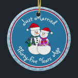 Décoration En Céramique 35e anniversaire Cadeau amusant Couple de neige No<br><div class="desc">Notre couple festif de gens de la neige sont habillés pour le froid dans leurs foulards à motifs, coordonnant mitaines et chapeau de Noël de fête rouge. Message amusant "Juste marié", peu importe la durée de votre famille ou de vos amis célébrant le mariage. Ajoutez leurs noms et la date...</div>